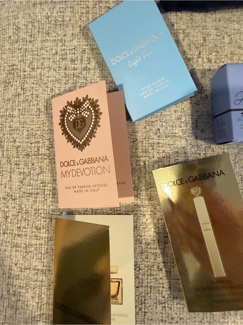 Dolce & Gabbana Makeup Bag, Mini Fragrance and Samples - Picture 6 of 12